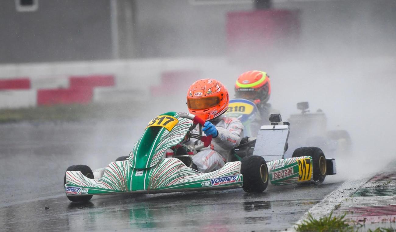 Lucas bonhomme sous la pluie